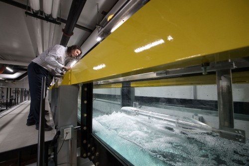Ricardo Mantilla observes a hydrodynamics experiment